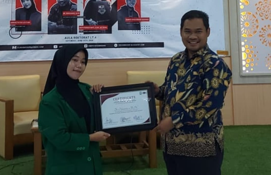 English Mastery Program Sarana Pengembangan Diri Mahasiswa Tadris Bahasa Inggris Terselenggara dengan Lancar dan Meriah